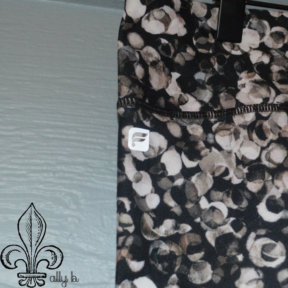 🖤Fabletics printed legging🖤 - Picture 3 of 8